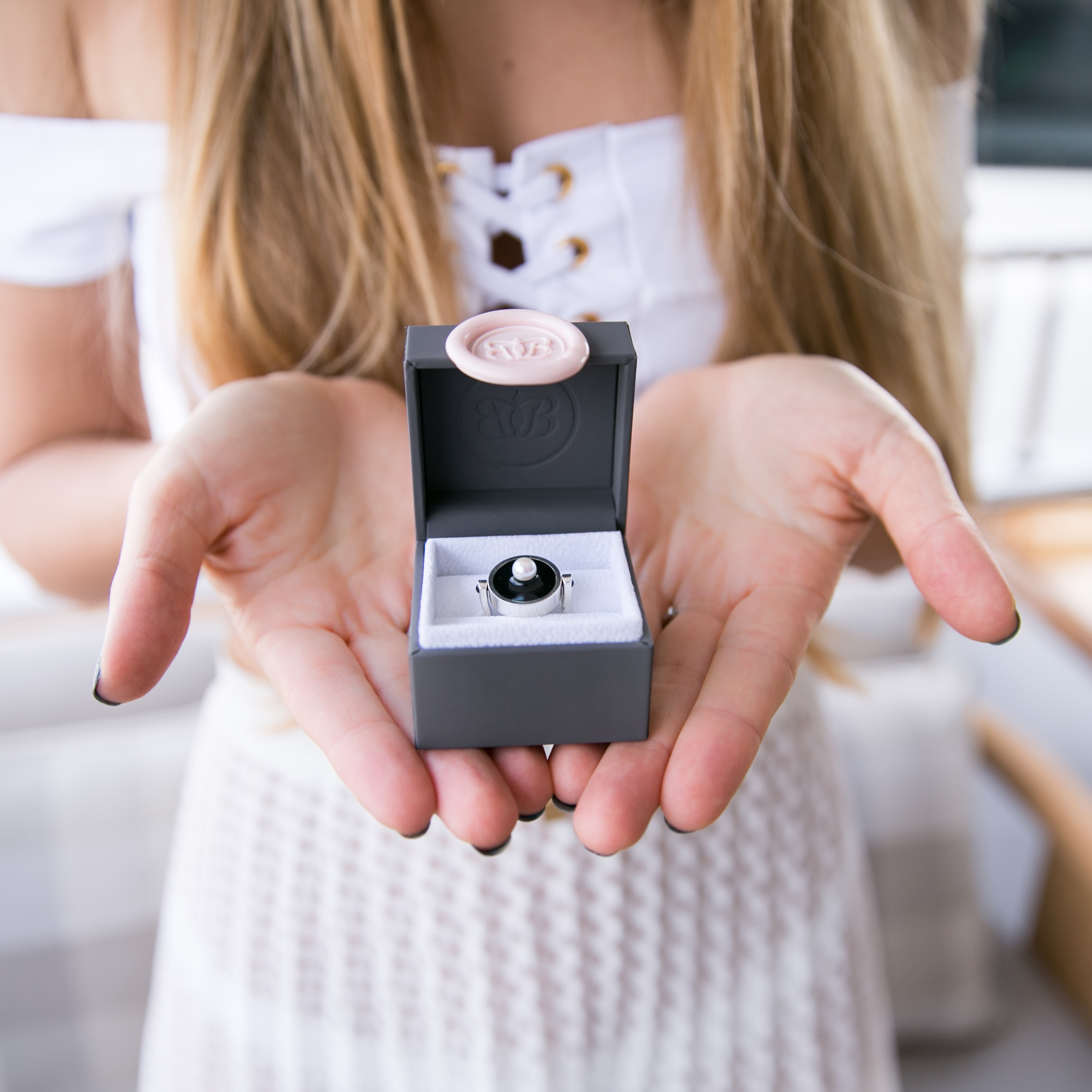 GEMOLOGUE_Liza Urla_jewellery blogger_jewelry blog_jewellery_vinul jewelry_BLUSH & BASHFUL_signet ring_jewelry review_ring_London ring_Marbella ring_Marbella jewelry_IJL Kickstarter winner